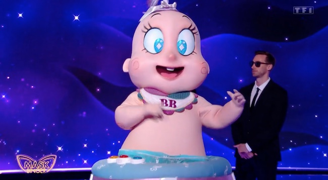 « Mask Singer » du 23 août 2022 : se cachait derrière le bébé ! « Mask Singer » du 23 août 2022 : se cachait derrière le bébé !