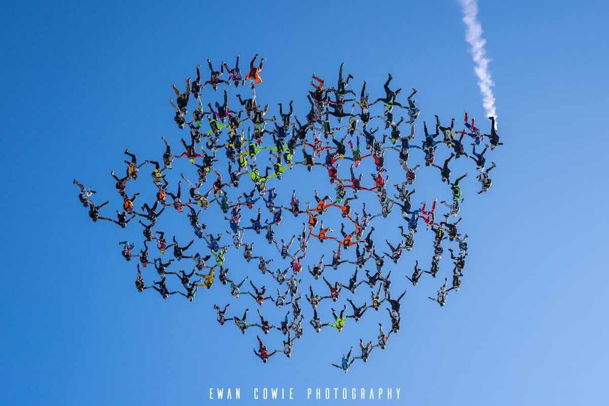 Un couple de français signe un record du monde de chute libre ! Un couple de français signe un record du monde de chute libre !